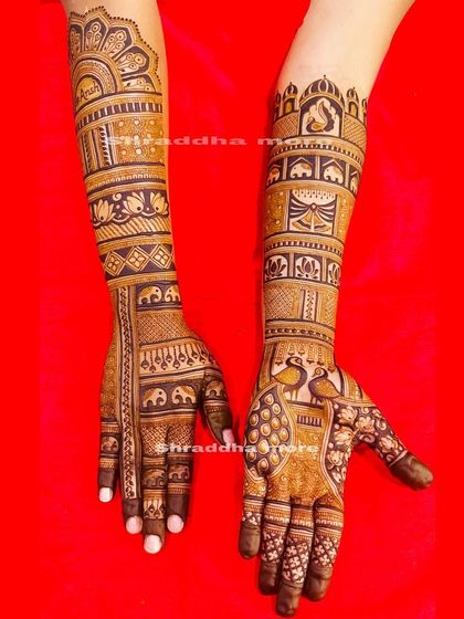 A very traditional design featuring bands of elephants and lotuses. The palms are decorated with peacocks, creating a classic and auspicious look for the bride.