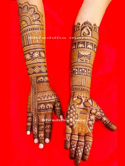 A very traditional design featuring bands of elephants and lotuses. The palms are decorated with peacocks, creating a classic and auspicious look for the bride.