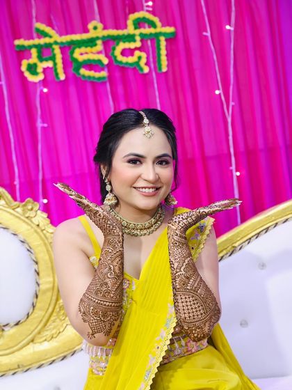A full view of her beautiful mehndi and the complementing makeup.