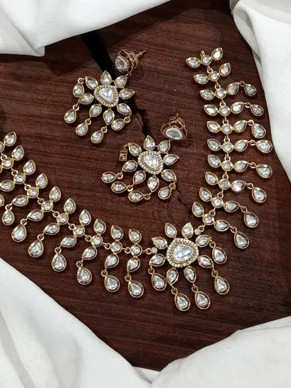 A delicate and lightweight polki necklace set, designed with a floral and leaf pattern. Perfect for pre-wedding functions or family gatherings.
