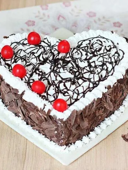 The perfect combination of a classic flavour and a romantic shape. This heart-shaped Black Forest cake is ideal for anniversaries or Valentine's Day, featuring all the traditional layers of chocolate, cream, and cherries.