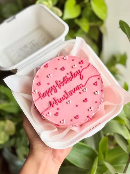 Too pretty to eat, too delicious to resist! A lovely pink bento cake with a delicate heart pattern, perfect for a birthday.