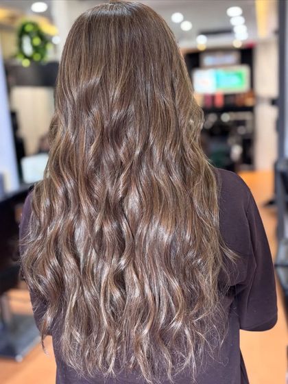 The full look of our first color of the year. The coffee-toned highlights on a dark base create a sophisticated and modern style.