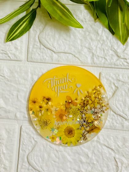 The yellow magnet, a bright and cheerful way to say thank you.