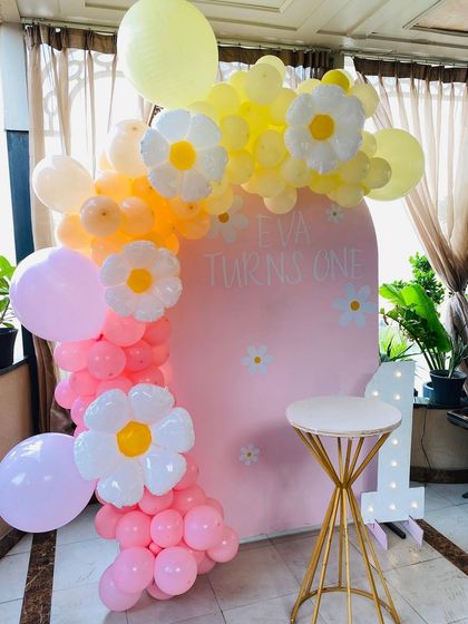 A detailed shot of the daisy balloon arch against the pink backdrop.