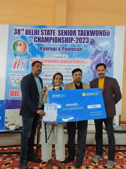 Komal receives her prize money and certificate for her podium finish at the 38th Delhi State Senior Championship.