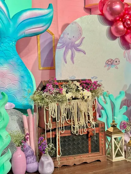 From a pastel soft play area and a cotton candy cart to a buffet with an LED screen backdrop showing aquatic life, every element was designed to immerse guests in Miraya's mermaid world.