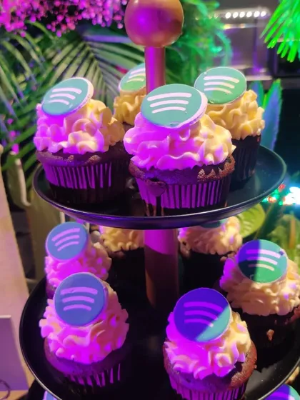 We believe the details make the difference. For a Spotify event, we created these custom-branded cupcakes, adding a sweet and personalized touch that reinforces the brand's identity throughout the culinary experience.