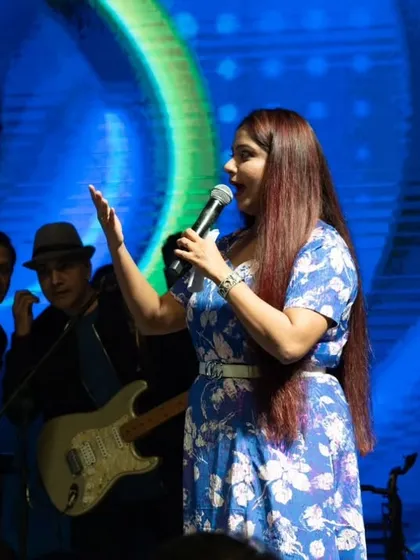 Addressing the audience during the Shaan concert, with the band in the background.