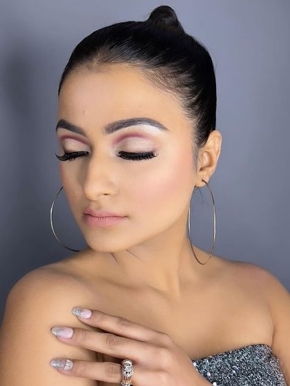 A stunning silver cut-crease with a pink transition color. My courses cover all the latest trending eye makeup styles.