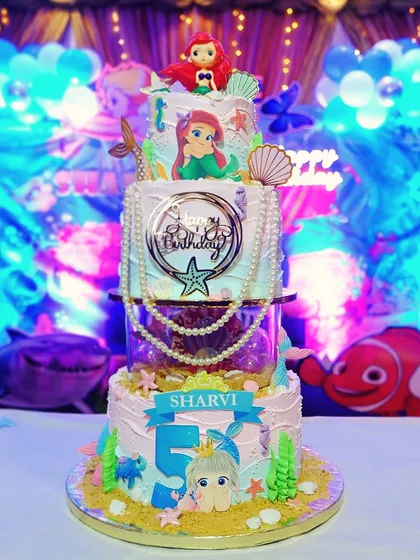 A mermaid party! The birthday girl wanted the tallest cake with as many mermaids as possible, and I was happy to oblige with this three-tier underwater creation.