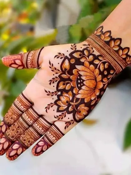 A beautiful lotus-centric design on the back of the hand. The bold floral pattern is surrounded by delicate leaves, creating a stunning contrast.