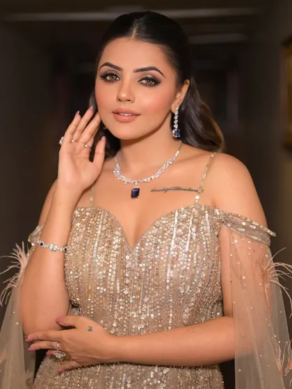 A close-up on the high-definition glam. The skin is smooth and radiant, the eyes are defined and smoky, and the diamond jewelry adds the final touch of luxury for this cocktail look.