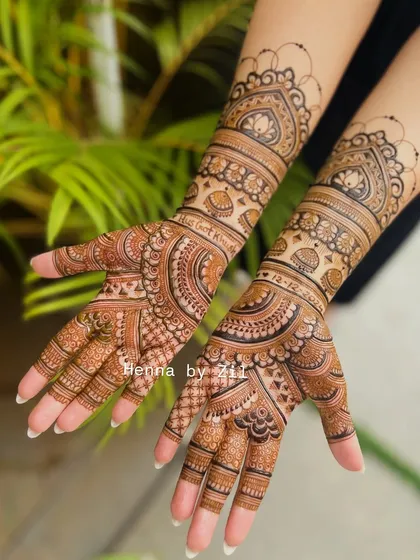 Simple, symmetrical, and so elegant. This design is perfect for a modern bride, with matching patterns on both hands that create a beautiful flow.