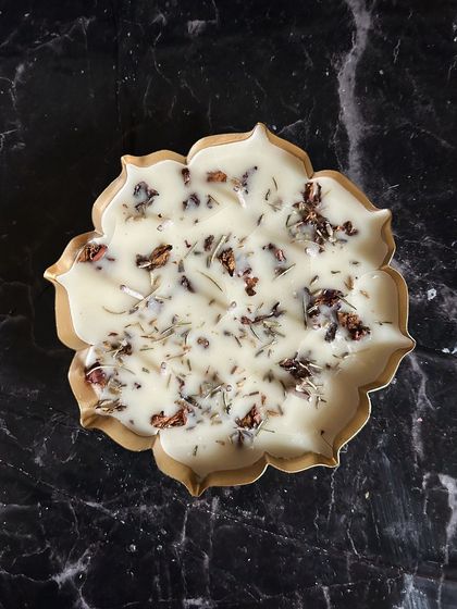 This large copper urli candle features multiple wicks for a brighter glow. The natural botanicals embedded in the wax make each candle a unique piece of art.