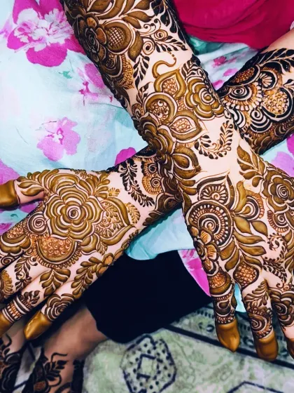 A gorgeous designer mehndi for the back of the hands, with bold flowers and delicate details.