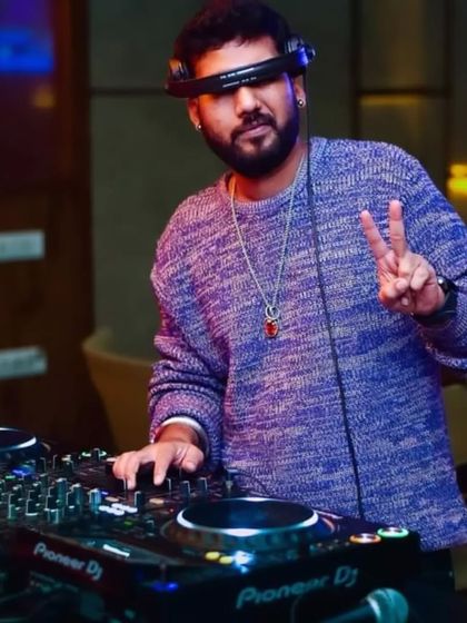 A cool pose in a purple sweater. Even on a weekday night, the style and music are on point.