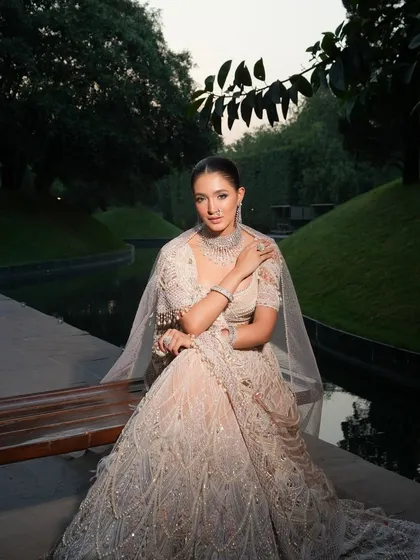 For a timeless and fresh reception look, I styled this exquisite monotone Tarun Tahiliani lehenga. The focus was on classic elegance, pairing the intricate chikankari and feather-light details with stunning diamond jewellery.