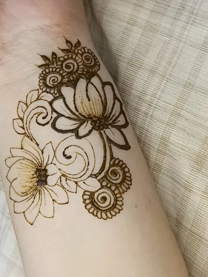 A simple but beautiful floral patch with delicate spiral details. This is a great option for a quick and elegant henna design.