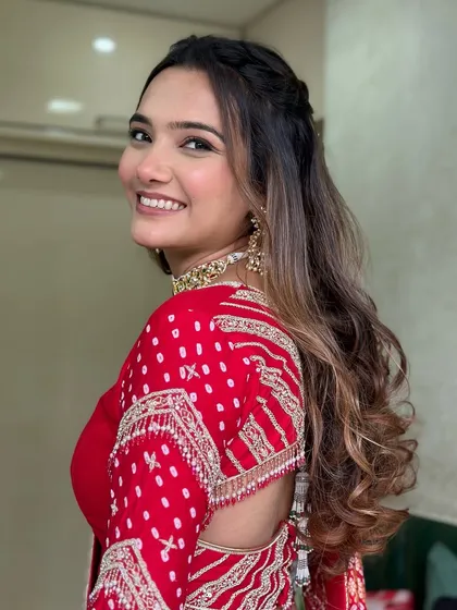 A lovely side profile of Khush. The soft, natural makeup looks stunning from every angle.