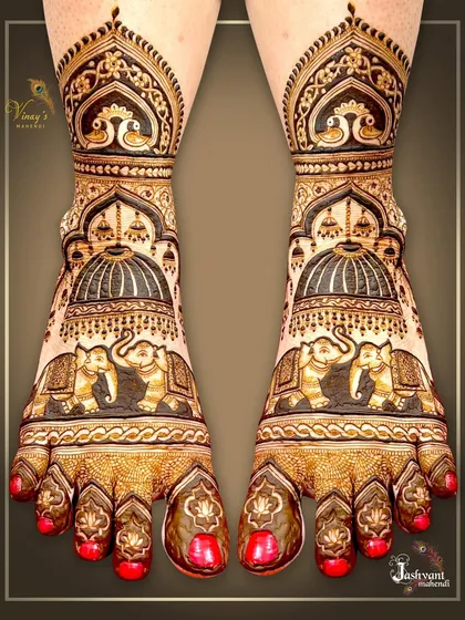 A symmetrical view of the elephant and dome feet mehndi. The clean lines and balanced composition make this a very popular choice for brides.