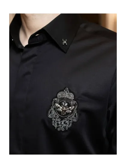 The details make the design. This custom-embroidered crest, featuring a bee with a crown, is an example of how we bring your personality into the clothing, working with Rajasthani artists for that unique touch.