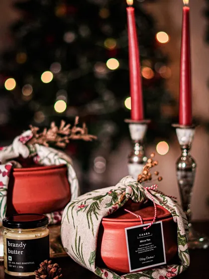 Our charming Christmas potli bags, filled with mince pies, are a traditional and thoughtful gift. Paired with a jar of our homemade brandy butter, they capture the authentic taste of the holidays.
