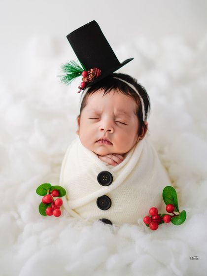 Getting creative with a themed newborn shoot! This little snowman, complete with a top hat and button wrap, is perfect for a winter baby.