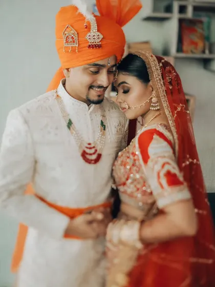 A quiet moment of togetherness before the ceremonies begin. These are the soft, romantic couple portraits that I cherish, capturing the gentle love story etched in fire and ice.