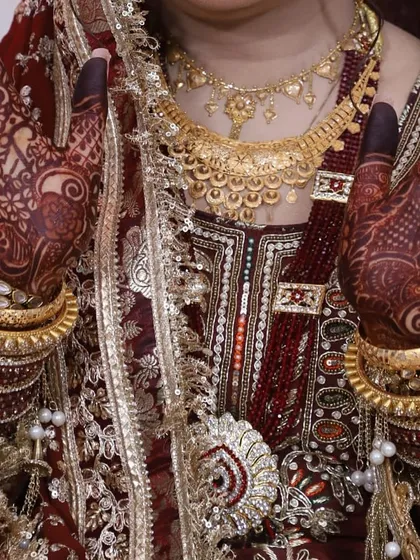 A full view of the bride with her beautiful dark henna stain. The mehendi completes her entire bridal look.
