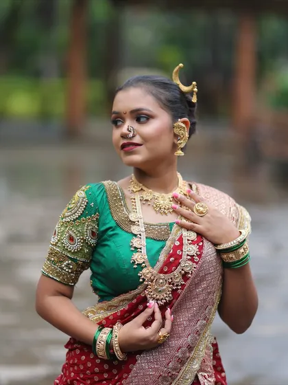This traditional red and green combination is a favourite for Maharashtrian weddings. The look is completed with the iconic crescent-shaped 'chandrakor' bindi.