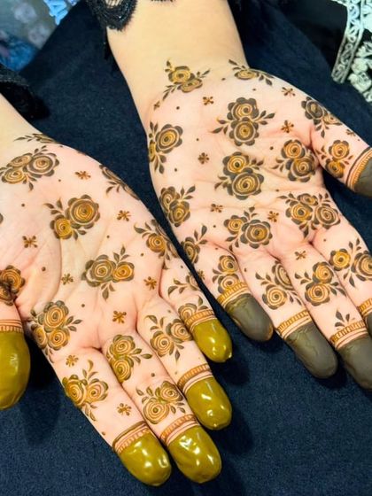 Elegant Guest & Party Mehndi photo 10