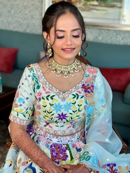 A kaleidoscope of colors in the outfit, paired with a whisper of elegance in the makeup. For this Haldi look, the eyes are the highlight, with a gradient of warm hues.