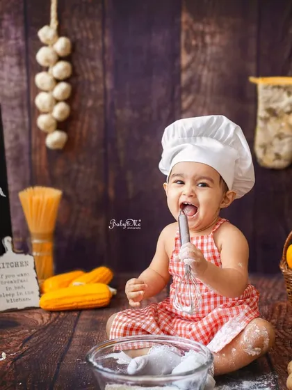 Look at this little chef! My heart just melts. The baby chef theme is so much fun, especially when they get their hands messy with flour and start giggling. It’s these playful, personality-filled shots that you’ll treasure forever.