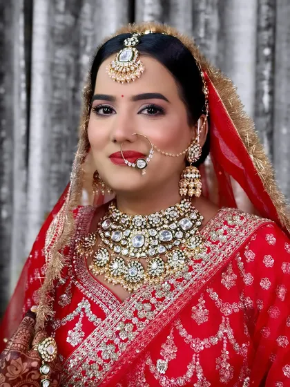 Blush, glow, and that bridal charm. This bride's look is all about a radiant complexion, with soft pink eyeshadow and a classic red lip.