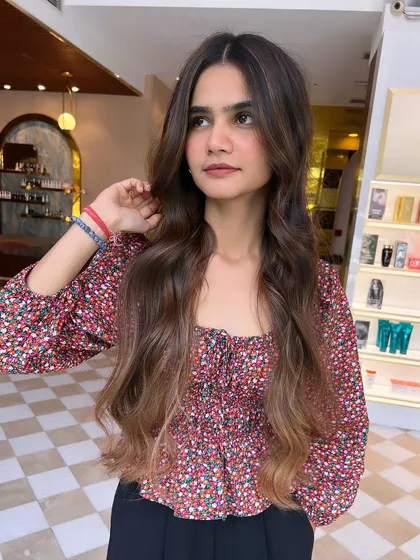 The client shows off her new no-bleach balayage. The colour adds warmth and dimension while keeping the hair healthy and strong.
