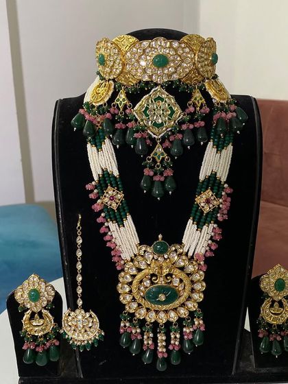 A final look at the majestic white and green bridal set, showcasing its royal design and high-quality craftsmanship.