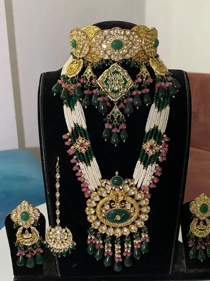 Another angle of the royal green and white bridal set. This rental piece includes a choker, rani haar, earrings, and maang tikka.