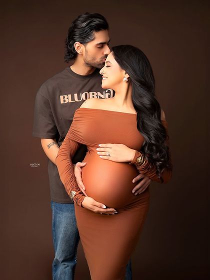 A tender kiss on the forehead. This shot, with its warm brown tones, feels so cozy and full of love.