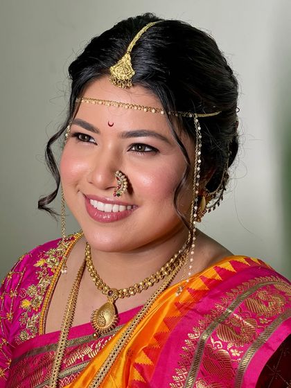 A close-up of the traditional Maharashtrian bridal details. The Chandrakor bindi and nath are perfectly balanced with soft makeup and a radiant smile.