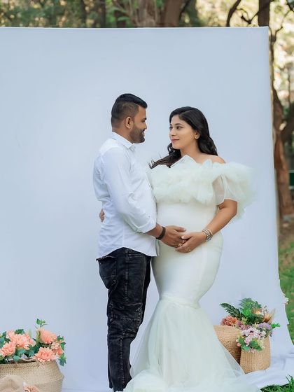 A loving gaze between partners during their outdoor maternity session. These are the unscripted moments that truly tell the story of your journey together.