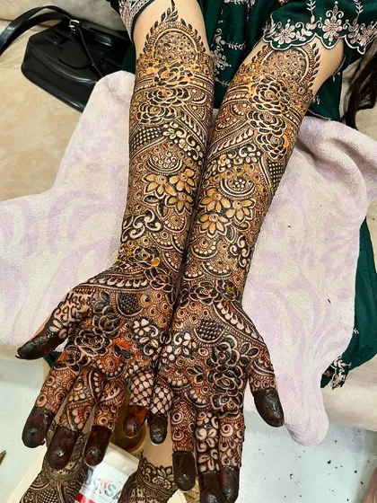 A beautiful bridal design for Arshi, set against her colorful mehndi ceremony backdrop.
