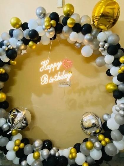 A clear, centered shot of the black, white, and gold circular balloon frame.