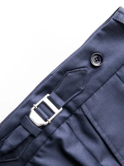 Side adjusters are a clean and elegant alternative to belt loops. We can add them to your trousers, allowing you to comfortably adjust the waistband as needed while maintaining a sharp, streamlined look.