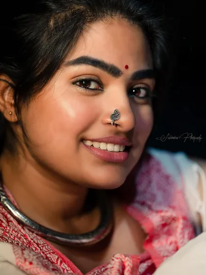 A close-up smile. I focus on creating a flawless skin base so that your natural smile is the main event. The bindi and nose pin complete this traditional-modern look.