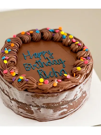 A sprinkle of confetti to brighten your day. This Confetti cake is a beautiful symphony of vanilla and chocolate, perfect for celebrating birthdays and other happy wins.