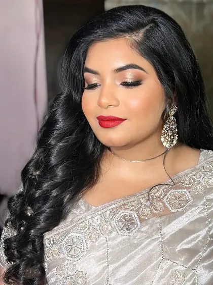 This bride dreamt of classic red lips for her engagement, and we made it happen. Paired with a silver saree and Hollywood waves, this look is pure glamour and sophistication.