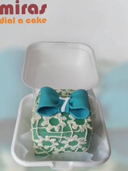 A perfect example of my bento cake service, this miniature cake features intricate lace-style piping and a delicate fondant bow. It's an ideal single-serving dessert for celebrating a 7th birthday or any personal milestone in style.
