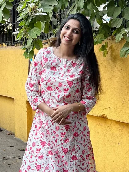Summer simplicity meets effortless elegance in this white and pink floral kurta. It’s a seasonal must-have, made from pure cotton for a comfortable feel.