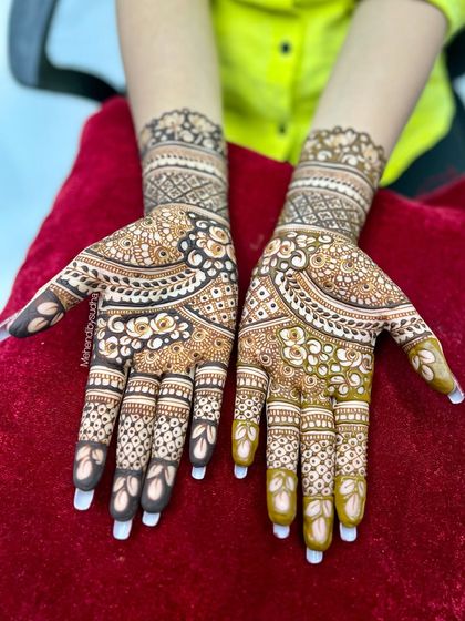 A beautiful floral and paisley pattern for an engagement. The use of both dark-filled areas and delicate line work creates a design with great depth and contrast.